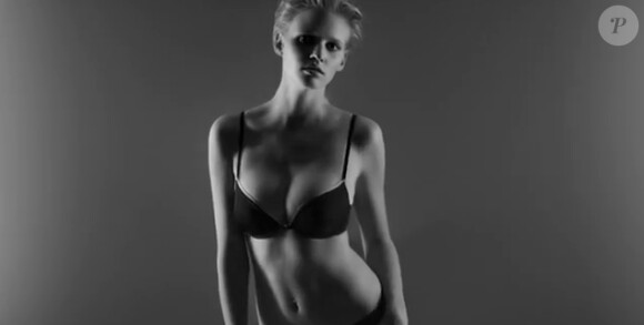 Extrait du shooting de la campagne Naked Glamour, de Calvin Klein, avec Lara Stone.