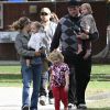 Le comédien Ethan Suplee en 2008 avec ses deux filles et la famille de son ami Tobey Maguire