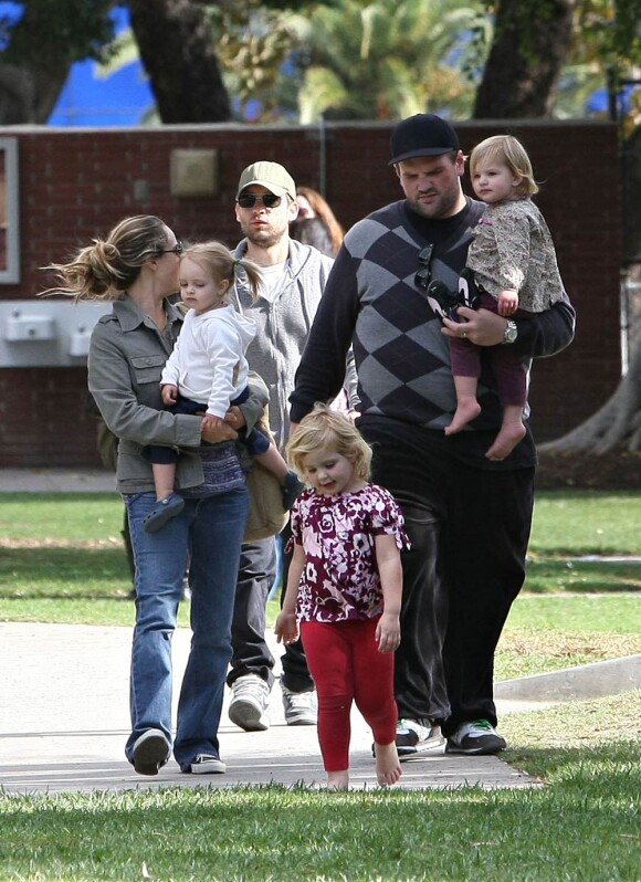 Le comédien Ethan Suplee en 2008 avec ses deux filles et la famille de son ami Tobey Maguire