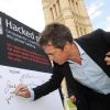 Hugh Grant lance l'offensive devant le parlement pour le durcissement de la législation pour la protection de la vie privée au Royaume-Uni, à Londres, le 6 juillet 2011.
