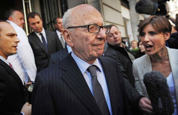 Rupert Murdoch, à son arrivée mouvementée à Londres, le 15 juillet 2011.