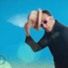 Nikos Aliagas dans le spot publicitaire estival de TF1.