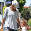 Halle Berry et sa fille Nahla sa baladent à Los Angeles. Elles se rendent chez le médecin, le 18 juillet 2011.