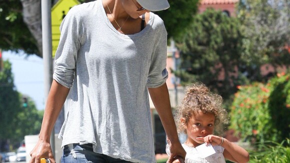 Halle Berry : Sa petite Nahla la bat à plate couture question coquetterie