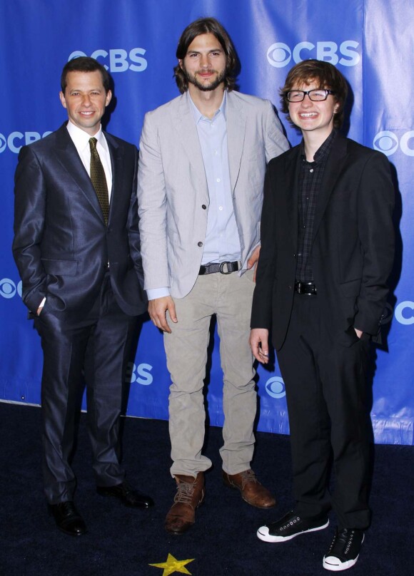 Ahston Kutcher rejoint Jon Crier et Angus T. Jones dans Two and a half men (Mon Oncle Charlie). Ici à New York, le 18 mai 2011.