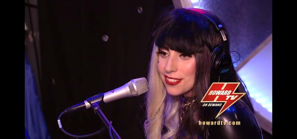 Vidéo Lady Gaga chante The Edge of Glory dans l'émission d'Howard