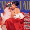 L'actrice Demi Moore pose sur les genoux du Père Noël pour la couverture du magazine Vanity Fair. Décembre 1993.