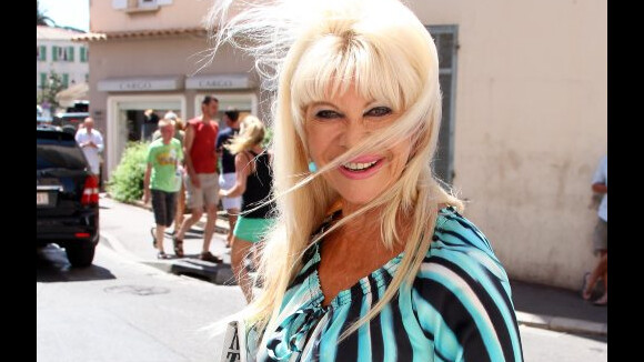 Ivana Trump, cheveux au vent et mini-robe... Une sexy grand-mère !