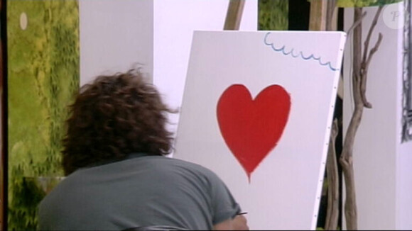 Daniel commence la fresque pour Ayem par un coeur dans Secret Story 5. Etonnant, non ? 