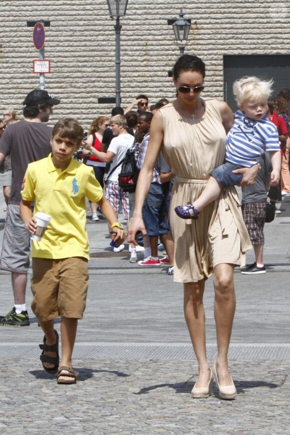 Lilly Kerssenberg avec son fils Amadeus et Elias Becker, le fils de son mari Boris Becker à Berlin pendant la Fashion Week le 7 juillet 2011