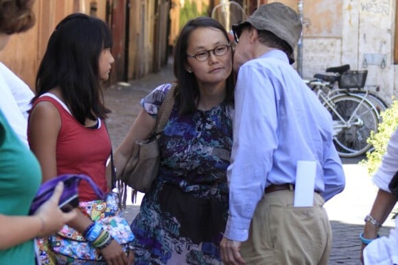 Woody Allen, Soon Yi, et leur deux filles le 21 juillet à Rome à la sortie du restaurant la Carbonara : il sème des bisous