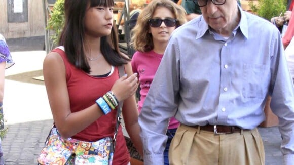 Woody Allen : Papa-poule avec ses ravissantes filles, il sème des bisous