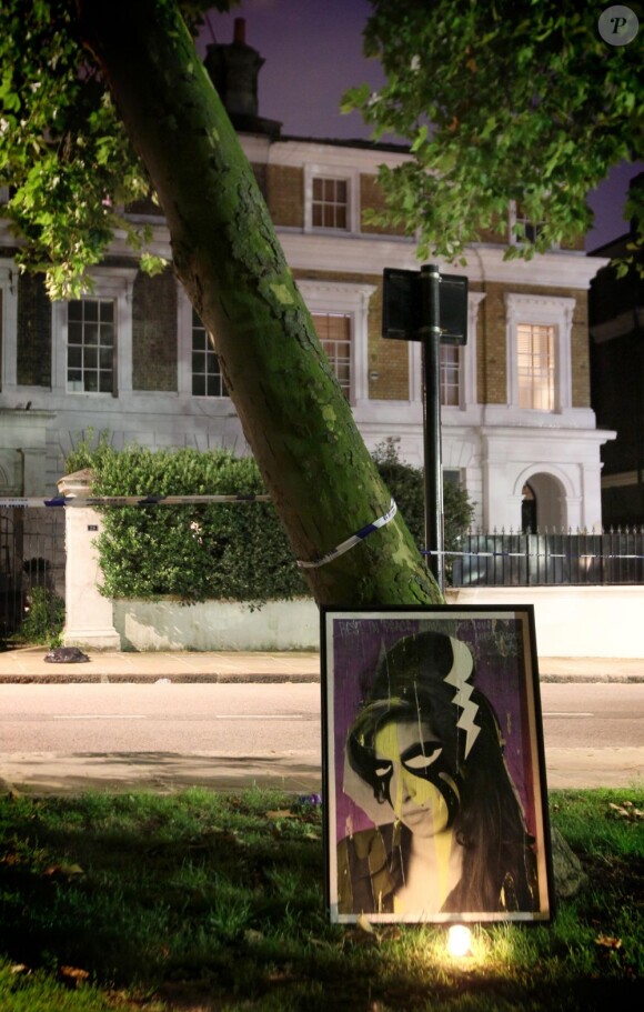 Devant son domicile de Londres, des centaines de fans ont rendu hommage à la défunte Amy Winehouse.