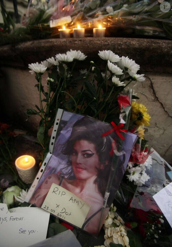 Devant son domicile de Londres, des centaines de fans ont rendu hommage à la défunte Amy Winehouse.
