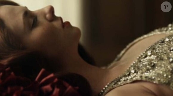 Image extraite du clip Never Forget de Lena Katina, juillet 2011.