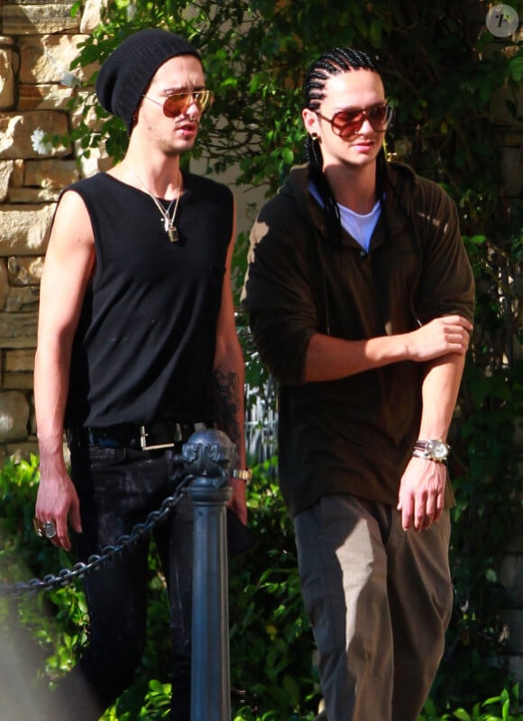 Bill Kaulitz a planqué sa chevelure dans un bonnet, alors qu'il était photographié avec son frère Tom dans les rues de Los Angeles, dimanche 17 juillet 2011.
