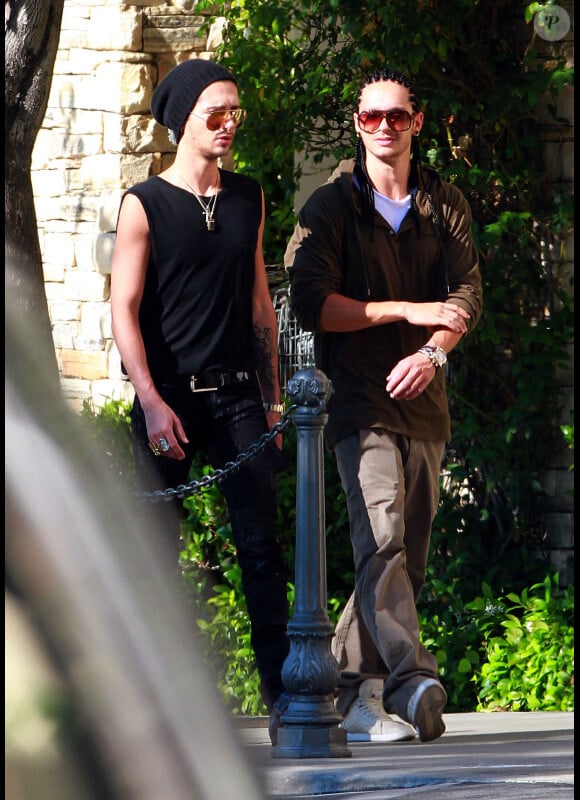 Bill Kaulitz se promène avec son frère jumeau Tom Kaulitz, dans les rues de Los Angeles, dimanche 17 juillet 2011.