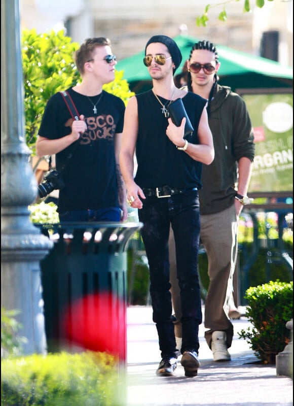 Bill Kaulitz et son frère jumeau Tom Kaulitz, dans les rues de Los Angeles, dimanche 17 juillet 2011.