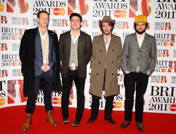Le groupe anglais Mumford & Sons pose lors des British Awards à Londres en février 2011
