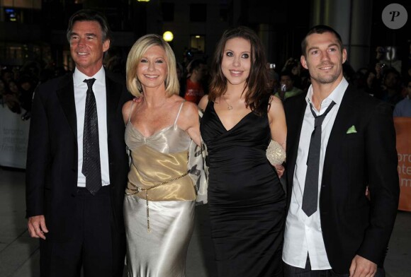 Olivia Newton-John, son mari John Easterling, ainsi que sa fille Chloe Lattanzi et son fiancé James Driskill, à Toronto, le 9 septembre 2010.