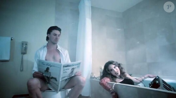 Chloe Lattanzi dans un clip trash pour le single Play with me, juillet 2011. Elle commence par s'électrocuter dans sa baignoire. 
