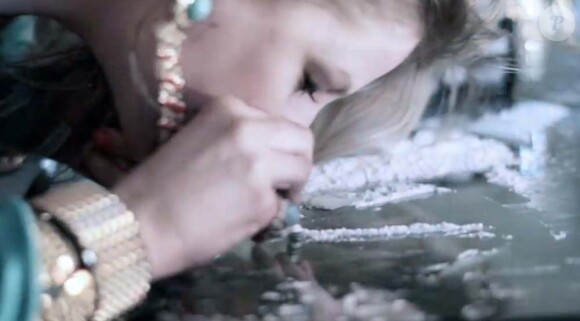 Chloe Lattanzi dans un clip trash pour le single Play with me, juillet 2011.