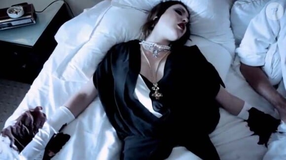 Chloe Lattanzi dans un clip trash pour le single Play with me, juillet 2011.