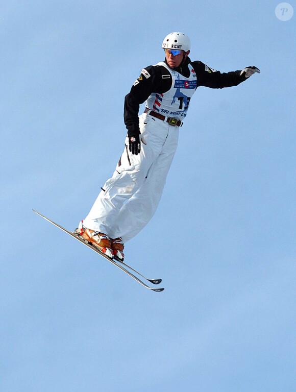 Jeret Peterson, champion de ski freestyle qui avait été médaillé d'argent aux Jeux olympiques de Vancouver en 2010 (photo : en manche de Coupe du monde, en 2007), s'est suicidé le 25 juillet 2011, à 29 ans...