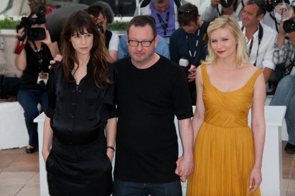 Charlotte Gainsbourg, Lars von Trier et Kirsten Dunst lors du festival de Cannes en mai 2011