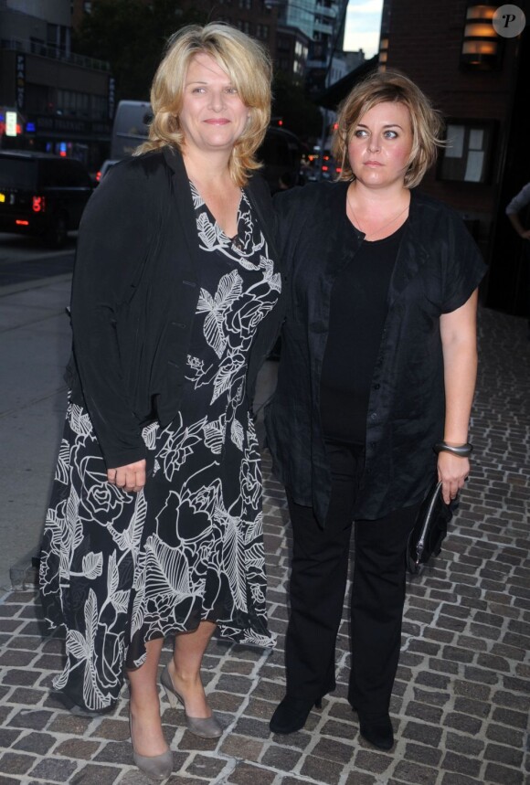 Kathy Bolcovac (c'est son histoire qui a inspiré le film) et Larysa Kondracki à l'avant-première de The Whistleblower, le 27 juillet 2011 à New York.
