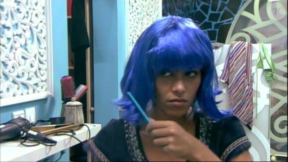 Ayem opte pour une perruque bleue dans Secret Story 5