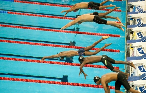 Vendredi 29 juillet 2011, l'Américain Ryan Lochte a noyé les espoirs d'or du relais 4x200 nage libre français aux Mondiaux de Shanghai : Yannick Agnel, Grégory Mallet, Jérémy Stravius et Fabien Gilot signent tout de même un record de France synonyme d'argent.