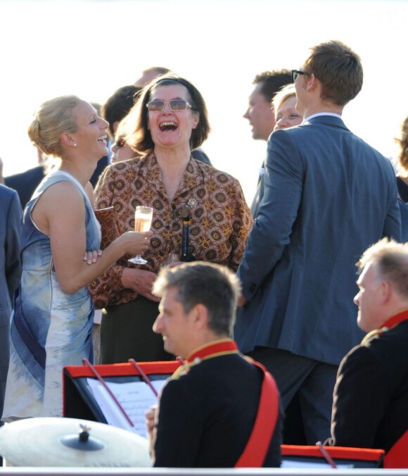 Zara Phillips est très souriante à la soirée organisée la veille de son mariage avec Mike Tindall, à Édimbourg le 29 juillet 2011.