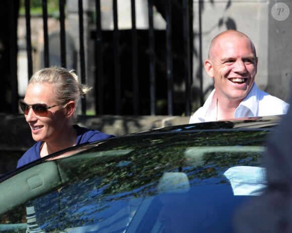 Le 29 juillet 2011 , Zara Phillips et Mike Tindall quittent l'église où ils doivent se marier le lendemain.