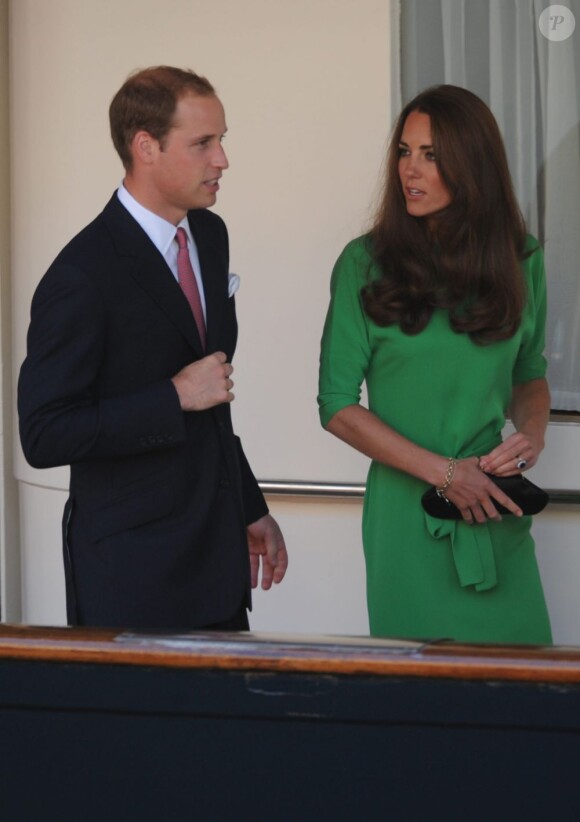 Le prince William et Kate Middleton assistent à la soirée organisée avant le mariage de Zara Phillips et Mike Tindall, à Édimbourg le 29 juillet 2011.