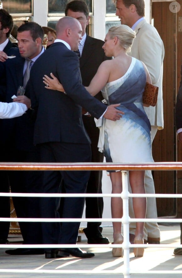 Zara Phillips et Mike Tindall assistent à la soirée organisée la veille de leur mariage, à Édimbourg le 29 juillet 2011.