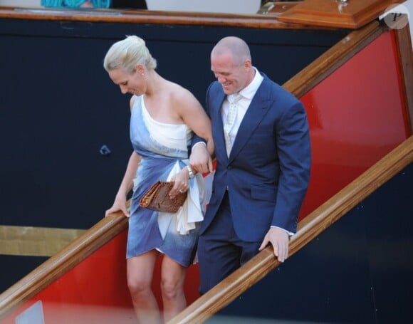 Zara Phillips et Mike Tindall assistent à la soirée organisée  sur un yacht avant leur mariage, à Édimbourg le 29  juillet 2011.