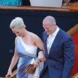 Zara Phillips et Mike Tindall arrivent sur le yacht qui accueille leur fête pré-mariage, à Édimbourg le 29 juillet 2011. 