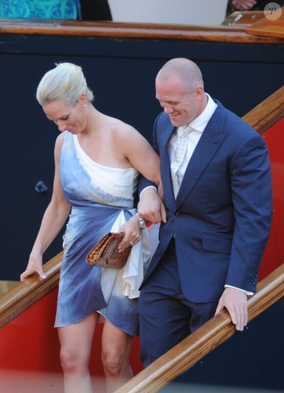 Zara Phillips et Mike Tindall arrivent sur le yacht qui accueille leur fête pré-mariage, à Édimbourg le 29 juillet 2011.