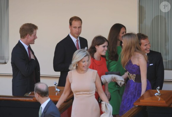 Tous les membres de la famille royale britannique assistent à la soirée organisée  avant le mariage de Zara Phillips et Mike Tindall, à Édimbourg le 29  juillet 2011.