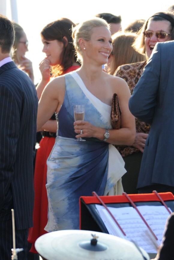 Zara Phillips est rayonnante à la soirée organisée la veille de son mariage avec Mike Tindall, à Édimbourg le 29 juillet 2011.