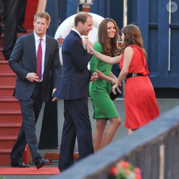 Pré-soirée de mariage organisée en l'honneur de Zara Phillips et Mike Tindall, le vendredi 29 juillet 2011, à Edimbourg. Le prince William et Kate Middleton arrivent sur le yacht.