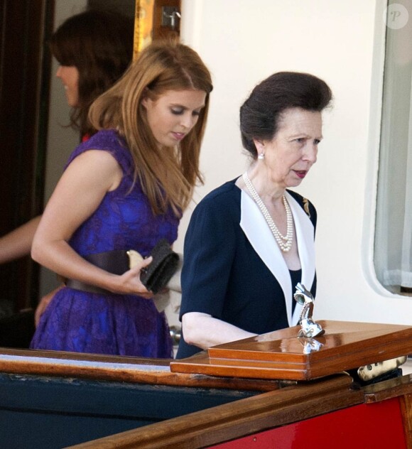 La princesse Beatrice et la princesse Anne lors d'une soirée placée sous le signe du mariage de Zara Phillips et Mike Tindall, sur le yacht Britannia. Vendredi 29 juillet 2011