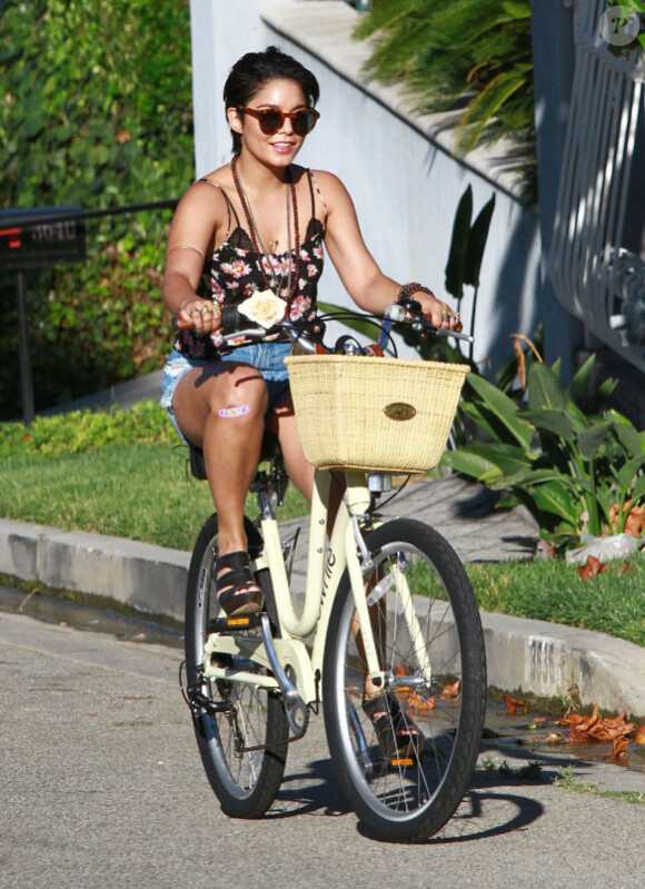 Vanessa Hudgens tente de garder le sourire malgré son nouveau visage qui lui déplaît, à Los Angeles, le dimanche 24 juillet 2011.
