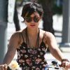 Vanessa Hudgens fait une balade à vélo avec l'une de ses amies, à Los Angeles, le dimanche 24 juillet 2011.