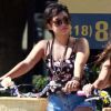 Vanessa Hudgens fait une balade à vélo avec l'une de ses amies, à Los Angeles, le dimanche 24 juillet 2011.
