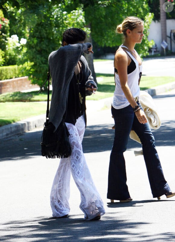 Vanessa Hudgens cache son visage lors d'une sortie à Los Angeles, le dimanche 24 juillet 2011.