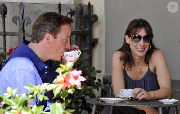 Le premier ministre britannique David Cameron et son épouse Samantha profitent de quelques jours de vacances en Italie, le 31 juillet 2011 : ils boivent un café à Montevarchi, près de Sienne.