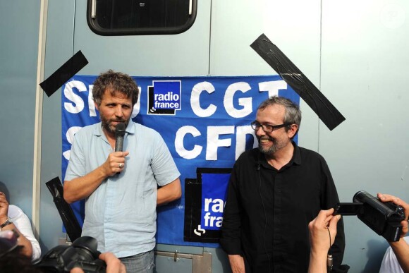 Stéphane Guillon et Didier Porte manifestent devant France Inter, à Paris, le 1er juillet 2010.