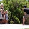 Tori Spelling et Dean McDermott s'occupent de leurs enfants Liam et Stella dans un parc à Malibu le 16 juillet 2011